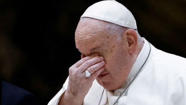 Papa manifesta pesar pelas vítimas do tiroteio em Praga
