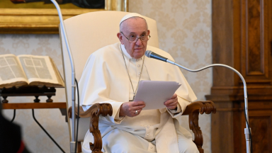 Papa muda normas de contratos públicos e gastos dos dicastérios