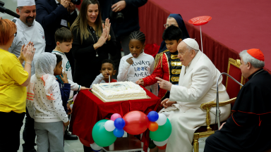 Papa Francisco celebra aniversário com crianças assistidas pelo Vaticano