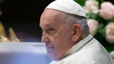 Papa afirma que saúde melhorou e descarta possibilidade de renúncia