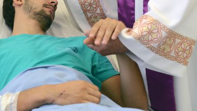 Papa no Dia Mundial do Enfermo: curar as relações para curar os doentes