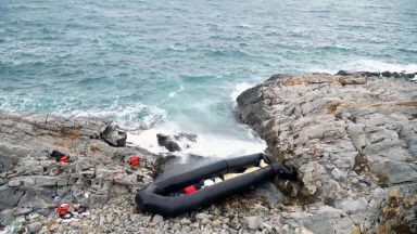 Embarcação naufraga com 20 imigrantes nas costas da Grécia