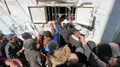 Palestinos passam horas em filas na busca por alimentação básica