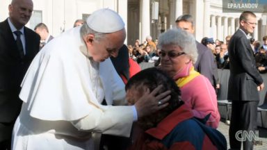 Homem desfigurado que se encontrou com o Papa, em 2013, falece