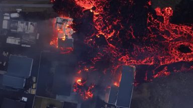 Imagens de drone mostram lava destruindo casas na Islândia
