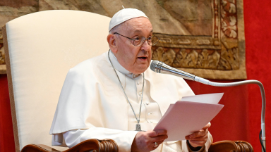 A paz está mais ameaçada e fragilizada, ressalta Papa a embaixadores