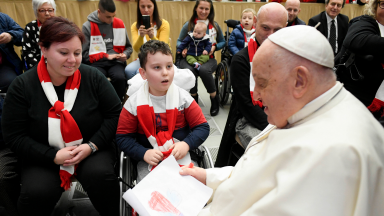 Ajudar os necessitados é mais que filantropia, é dar dignidade, diz Papa