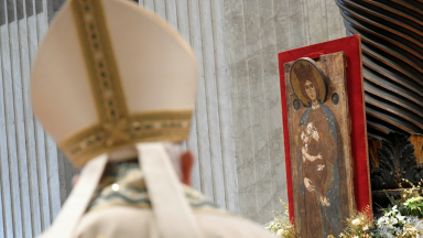 “Se queremos ser cristãos, devemos ser filhos de Maria”, afirma Papa