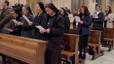 Brasileiros participam de missa em ação de graças pela vida consagrada