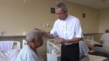 Pacientes de hospital em Belo Horizonte recebem imposição das cinzas