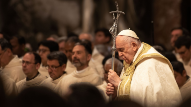 Papa se reúne com cem sacerdotes na histórica Basílica de Santa Cruz