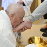 Em Roma, Papa Francisco lava os pés de 12 detentas de prisão feminina