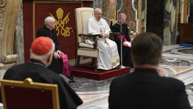 Papa aos confessores: colocar a Deus no centro de tudo