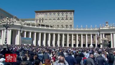 Durante a oração mariana Regina Coeli, Papa volta a pedir pela paz