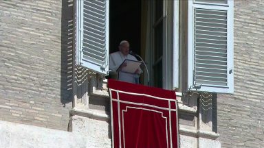 Papa reza com fiéis na celebração da Festa da Divina Misericórdia