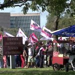 Em greve, servidores federais da educação realizam manifestação
