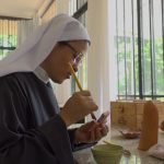 Monja beneditina usa o talento artístico em desenhos para evangelizar