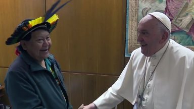 Em encontro, líder indígena pede ajuda do Papa no combate ao garimpo