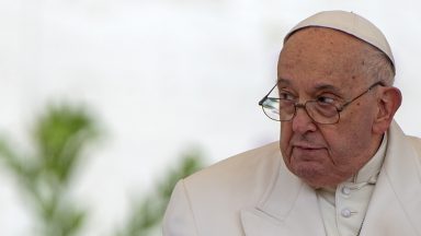 Não tenha vergonha de chorar diante da dor alheia, afirma o Papa