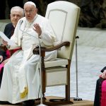 Em encontro com avós e netos, Papa destaca sentido e riqueza do amor