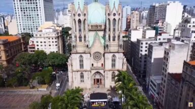 Fiéis se reúnem na Praça da Sé para as celebrações de Corpus Christi