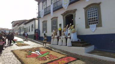 Tradicionais tapetes de serragem enfeitam ruas de Sabará em MG