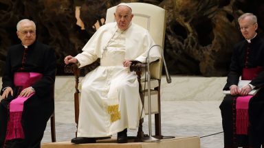 Papa denuncia indústria de armas e condena lucro com a morte