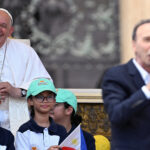 Papa Francisco durante a Jornada Mundial das Crianças; no destaque, o ator Roberto Benigni