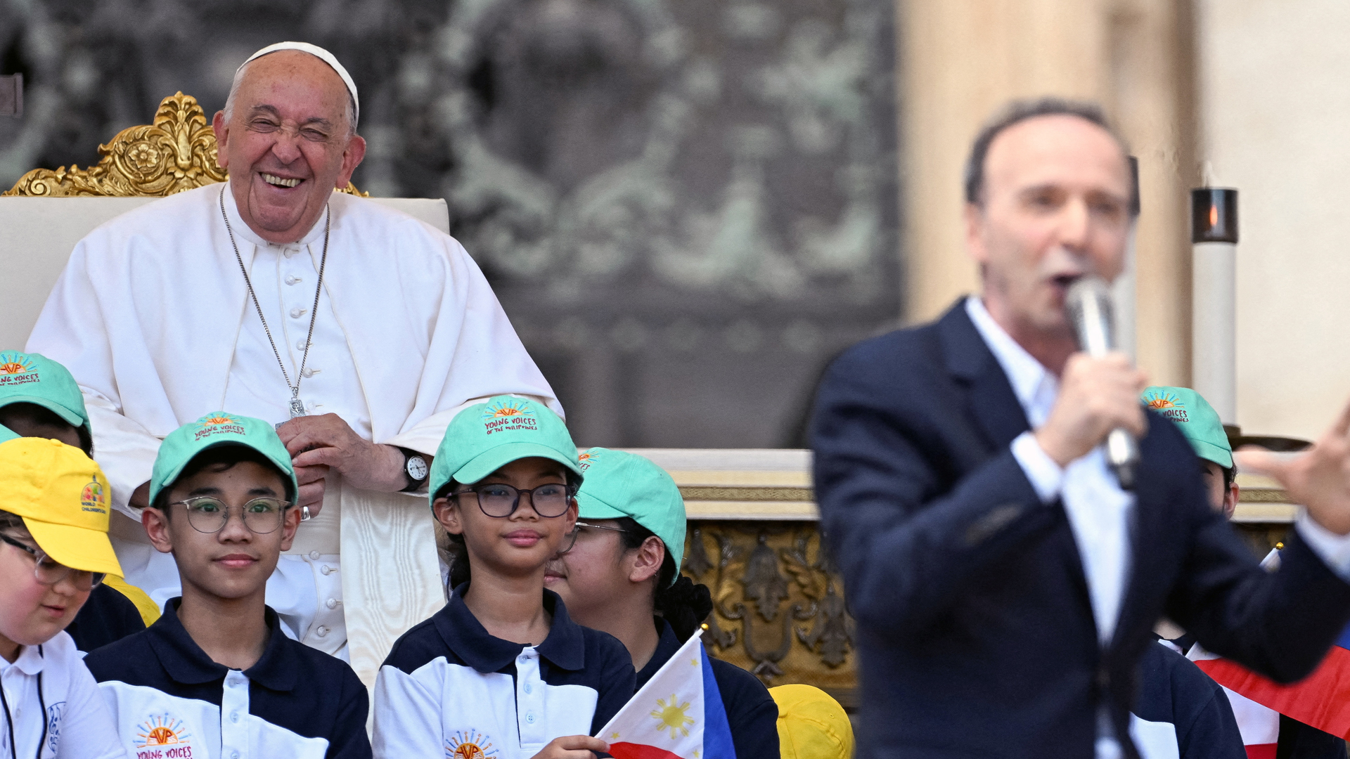 Papa Francisco durante a Jornada Mundial das Crianças; no destaque, o ator Roberto Benigni