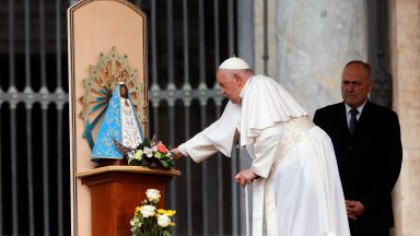 Invoquemos a intercessão de Maria pela paz no mundo, clamou o Papa