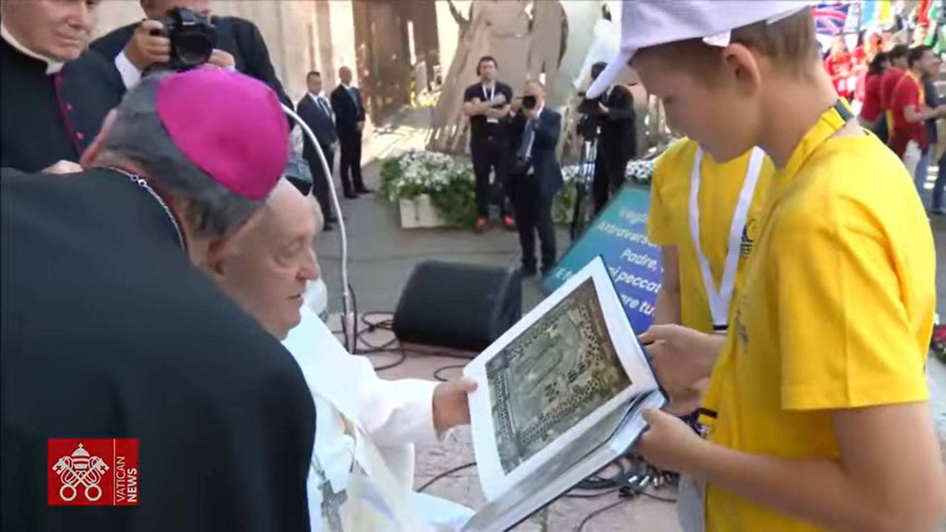 Papa é presenteado pelas crianças com livro sobre a cidade de Verona