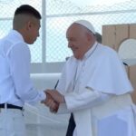 Papa cumprimenta detento que fez um discurso ao Santo Padre
