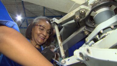 Mulher com 72 anos de idade estuda mecânica de aviões