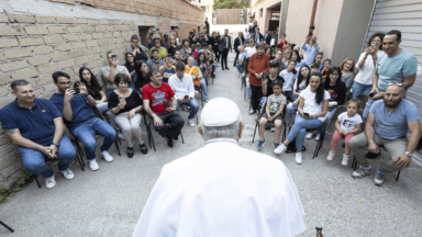 Papa Francisco se encontra com famílias na periferia de Roma