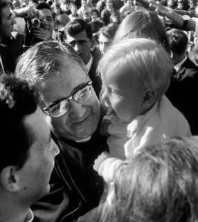 São Josemaria Escrivá com fiéis / Foto: site da Opus Dei