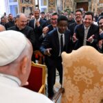Papa Francisco se encontra com comediantes durante um evento cultural no Vaticano, 14 de junho de 2024