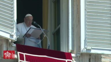 Durante o Angelus, Papa fala da comunhão e da sobriedade