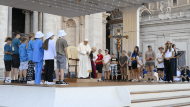 Papa aos acólitos e coroinhas: estar com os outros de uma maneira nova