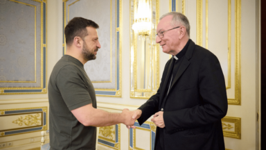 Parolin encontra presidente da Ucrânia e visita hospital bombardeado