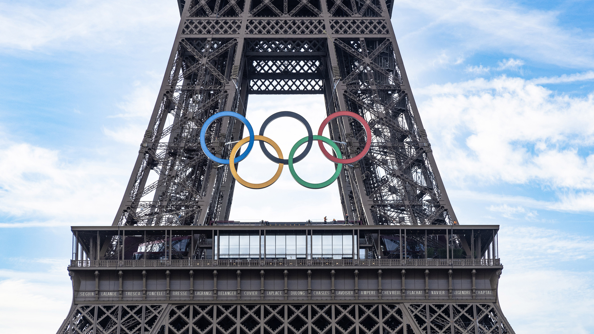 A Torre Eiffel com os anéis olímpicos dos Jogos Olímpicos de Paris 2024 / Foto: Julien Biehler - DPPI Media - Panoramic