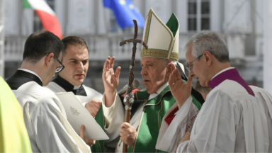 Mundo precisa de fé que acolha problemas da sociedade, diz Papa