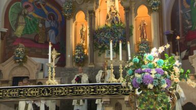 Devotos participam de missa no dia da padroeira de Lorena (SP)