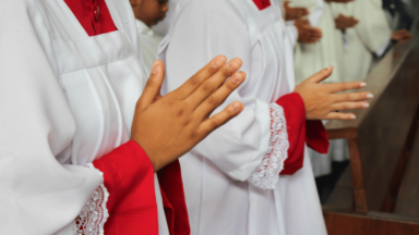 Coroinhas são fundamentais para construir Igreja de amanhã, afirma frei