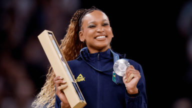 Rebeca Andrade ganha prata no salto e se torna maior medalhista do País