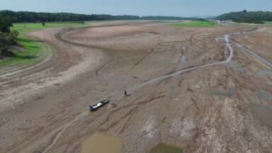 Seca extrema transforma a paisagem dos rios no Amazonas