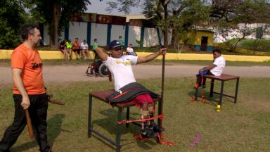 Jovens e adultos se desenvolvem em projeto social