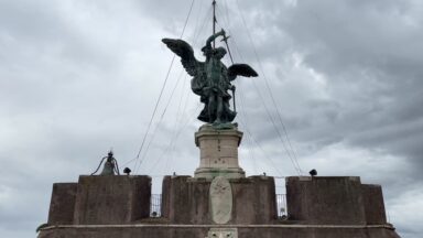 Monumento dedicado ao Arcanjo São Miguel atrai peregrinos em Roma