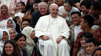 Papa Francisco encontra-se com jovens estudantes da Indonésia