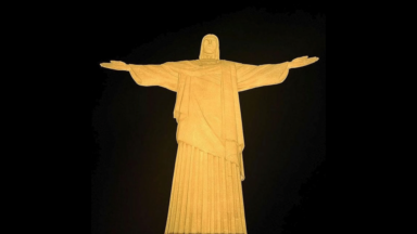 Cristo Redentor é iluminado de amarelo em apoio à prevenção ao suicídio