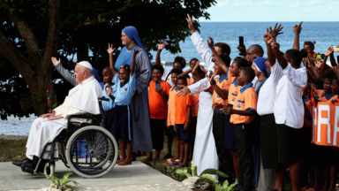 Papa se encontra com missionários argentinos e crianças em Vanimo